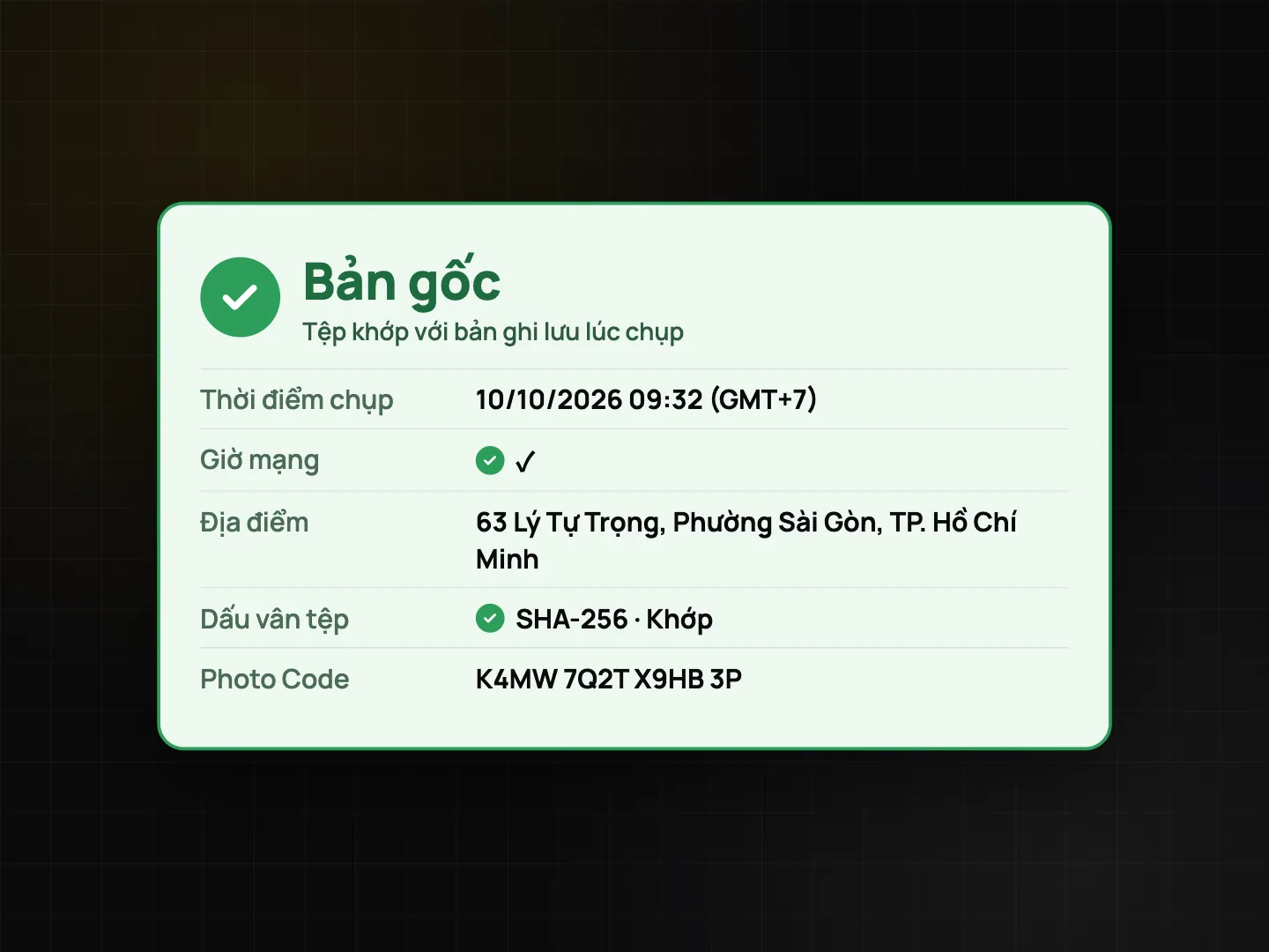 Cận cảnh thẻ kết quả xác thực: Bản gốc, giờ chụp theo giờ mạng, địa điểm và dấu vân tay khớp
