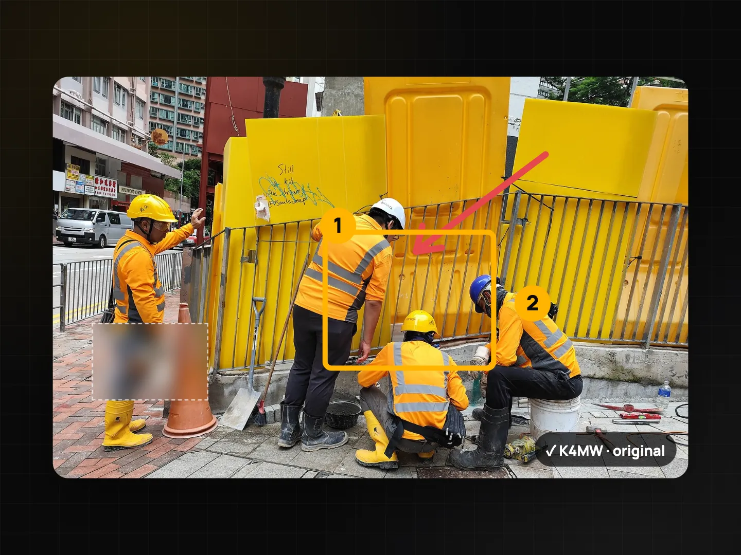 Site photo with a red arrow, a box, numbered badges and a blurred area, with a chip showing the Photo Code K4MW and the word original
